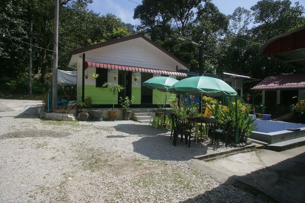 Chalet Di Tepi Sungai Di Pinggir Bandar